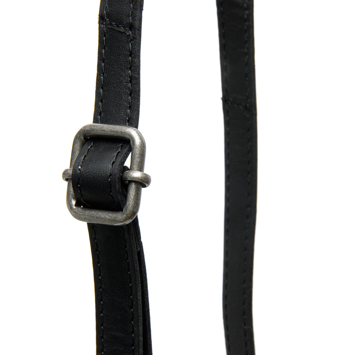 Tailored Rib Cuffs &amp; Hem Craftsmanship Construction Detail on Langley Full-Grain Leather Phone Bag for Kvinner