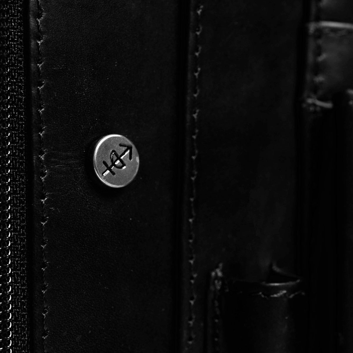 Leather Portfolio Barnet for Kvinner - Lateral Side Profile View Showing Sleeve Cut &amp; Athletic Taper Fit