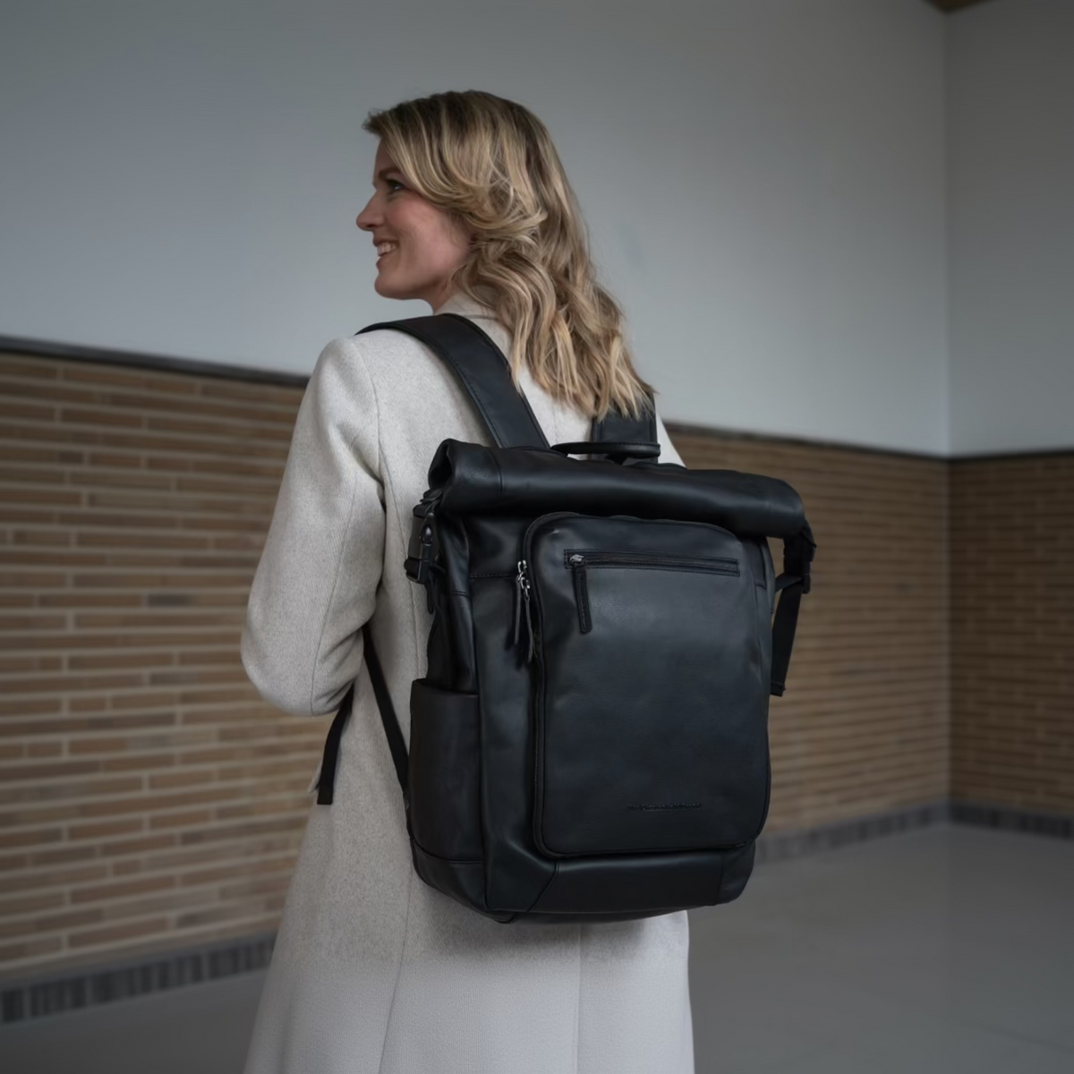 Remo Full-Grain Leather Roll-top Backpack for Kvinner - Structured Side Profile Showing Gusset Depth &amp; Expansion Capacity