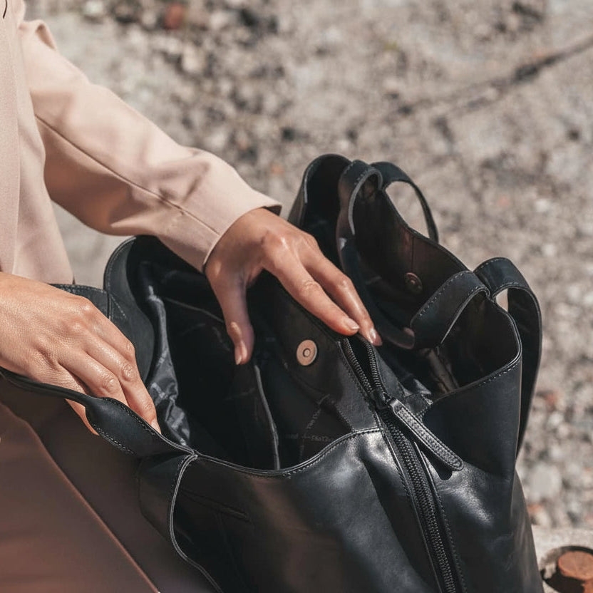 Gail Full-Grain Leather Shoulder Bag for Kvinner - Structured Side Profile Showing Gusset Depth &amp; Expansion Capacity