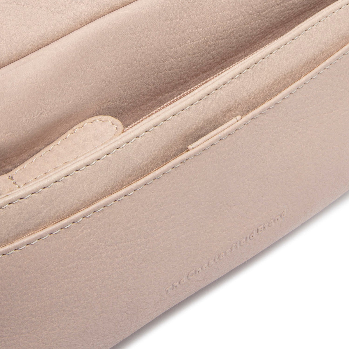 Solid Antique Brass Hardware &amp; Heavy-Duty Dual Zipper Detail on Liora Full-Grain Leather Shoulder Bag for Kvinner