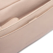 Solid Antique Brass Hardware &amp; Heavy-Duty Dual Zipper Detail on Liora Full-Grain Leather Shoulder Bag for Kvinner