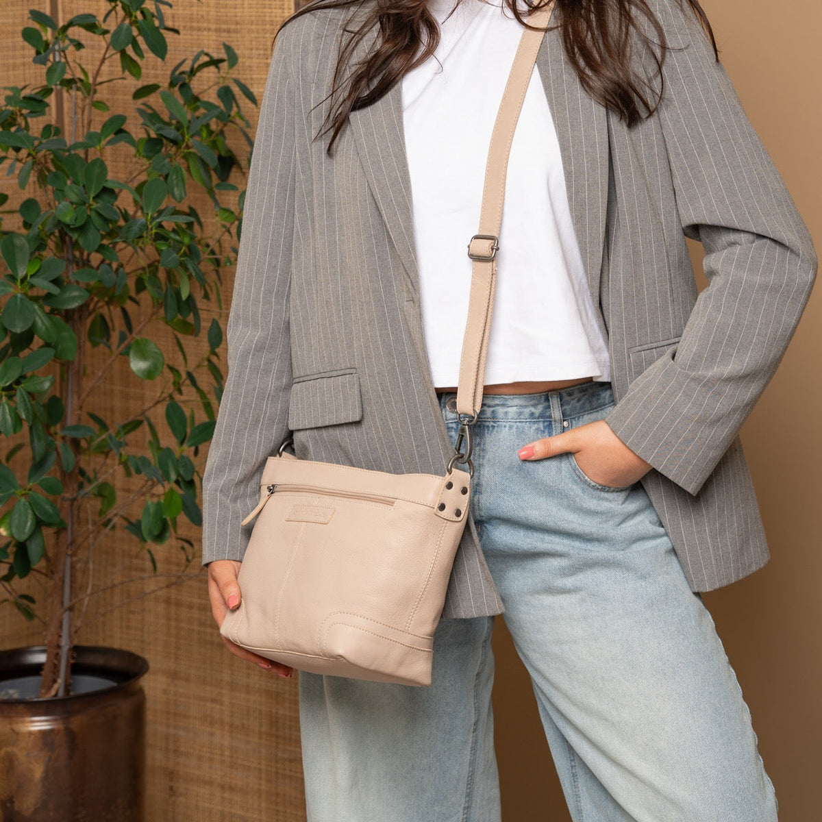 
Zarita Full-Grain Leather Shoulder Bag - Structured Side Profile Showing Gusset Depth & Expansion Capacity
