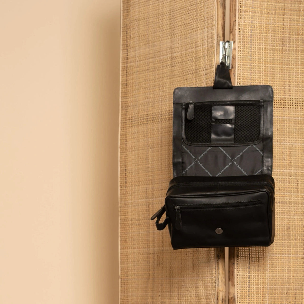 Rosario Full-Grain Leather Toiletry Bag for Kvinner - Lateral Side Profile View Showing Sleeve Cut &amp; Athletic Taper Fit