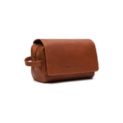 Styled Fit Perspective of Rosario Full-Grain Leather Toiletry Bag for Kvinner on Model - Natural Daylight Drape
