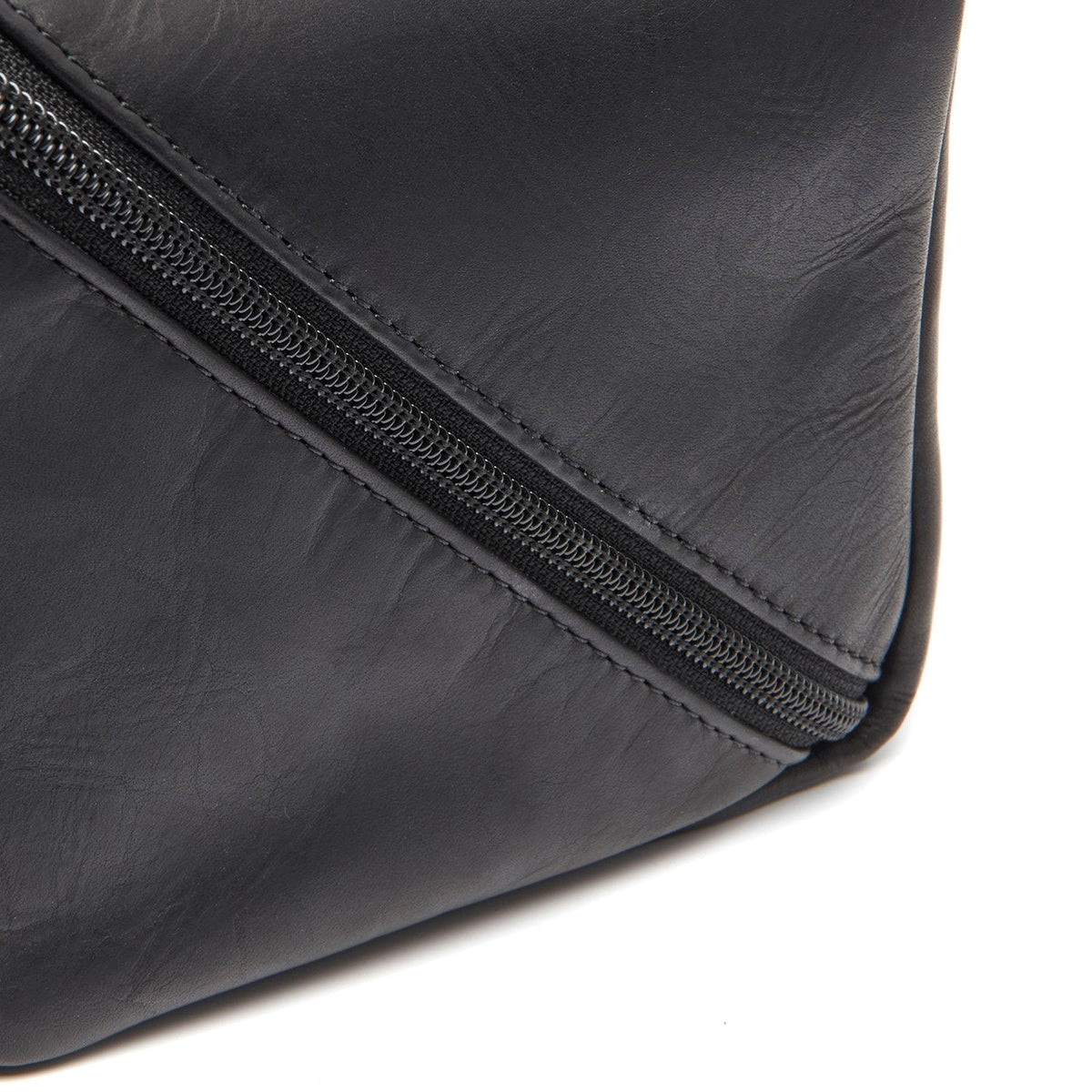 Close-Up Detail of Classic Collar &amp; Heavy-Duty Zipper Hardware on Trevia Full-Grain Leather Toiletry Bag for Kvinner