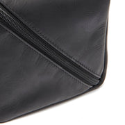 Close-Up Detail of Classic Collar &amp; Heavy-Duty Zipper Hardware on Trevia Full-Grain Leather Toiletry Bag for Kvinner