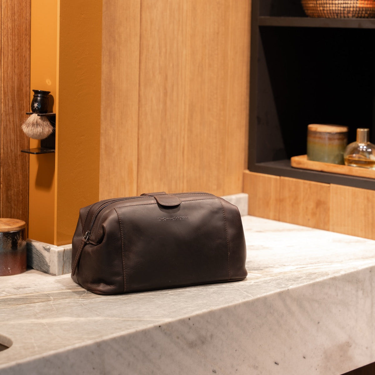 Styled Fit Perspective of Vince Full-Grain Leather Toiletry Bag for Kvinner on Model - Natural Daylight Drape