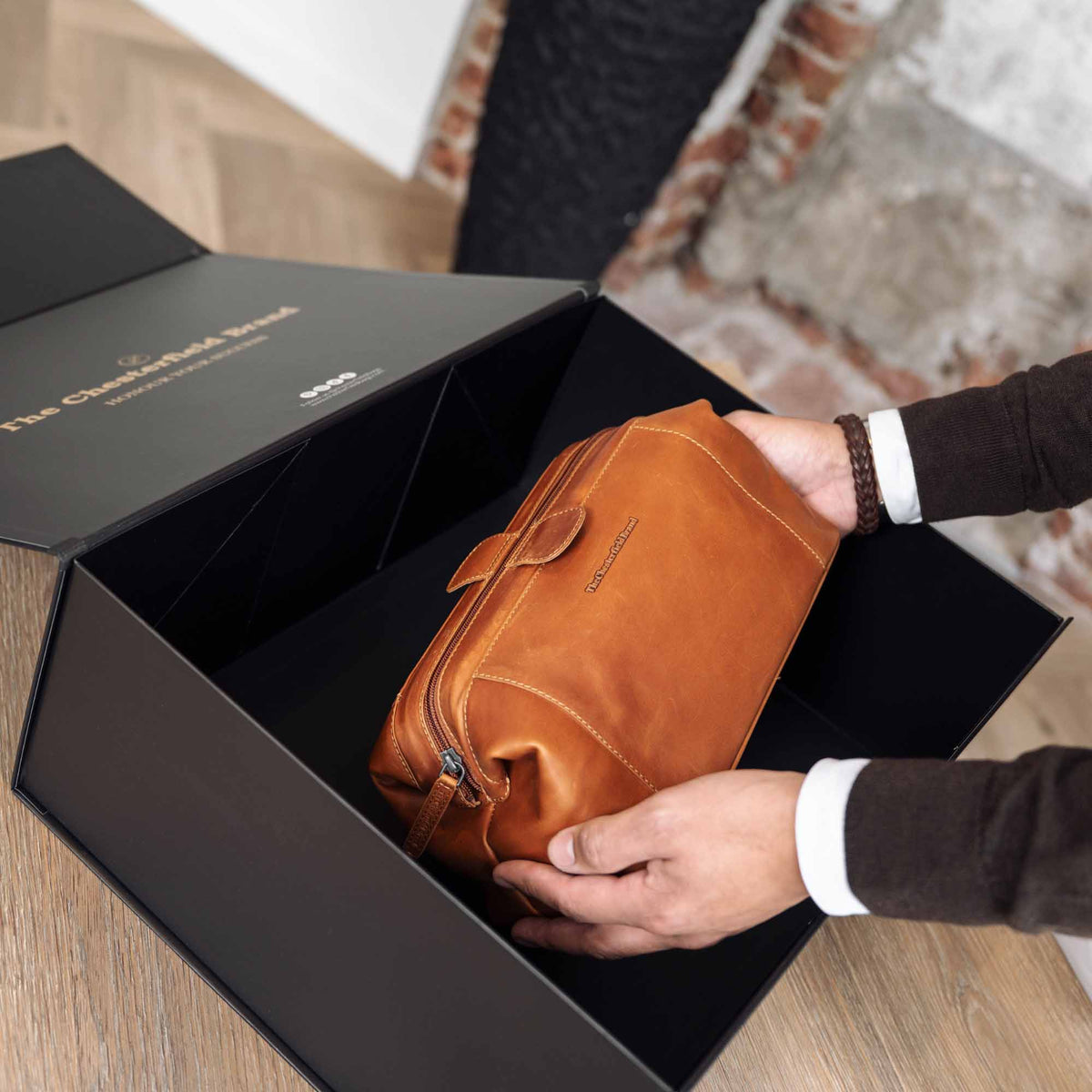 Vince Full-Grain Leather Toiletry Bag for Kvinner – alternate product view 2