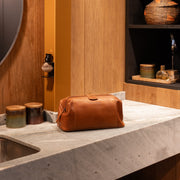 Vince Full-Grain Leather Toiletry Bag for Kvinner – alternate product view 3