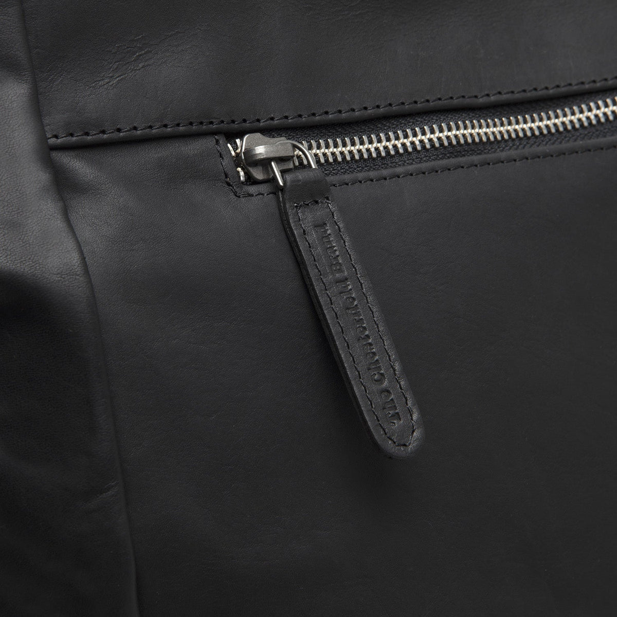 Solid Antique Brass Hardware &amp; Heavy-Duty Dual Zipper Detail on Berlin Full-Grain Leather Tote Bag for Kvinner