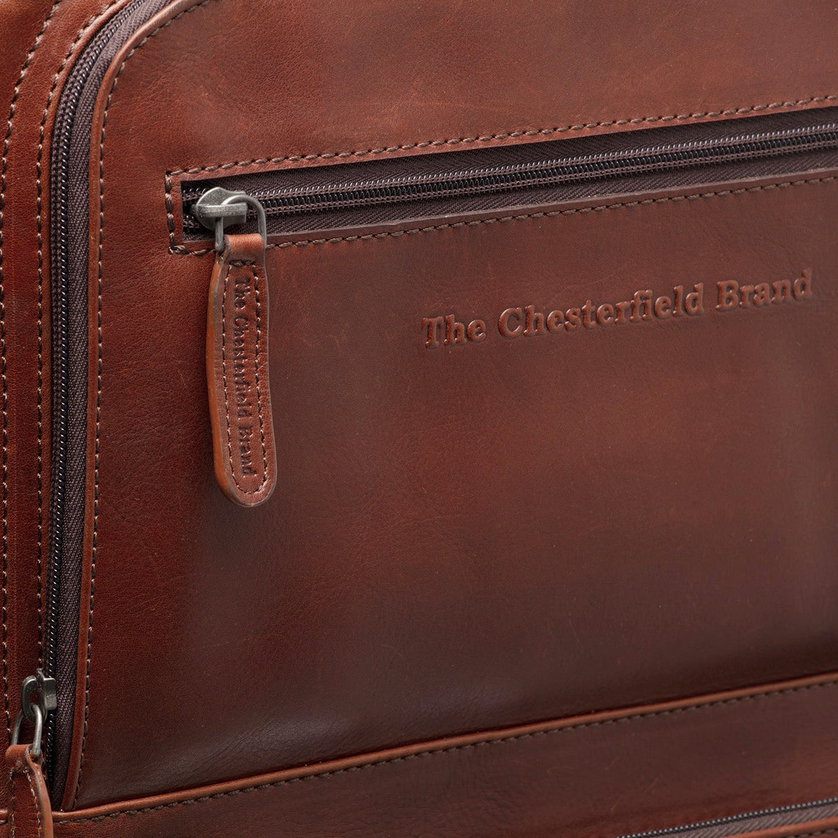 Close-Up Detail of Classic Collar &amp; Heavy-Duty Zipper Hardware on Leather Trolley San Marino for Kvinner