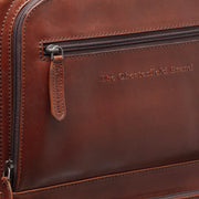 Close-Up Detail of Classic Collar &amp; Heavy-Duty Zipper Hardware on Leather Trolley San Marino for Kvinner