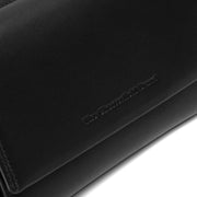 Solid Antique Brass Hardware &amp; Heavy-Duty Dual Zipper Detail on Doniva Full-Grain Leather Wallet for Kvinner