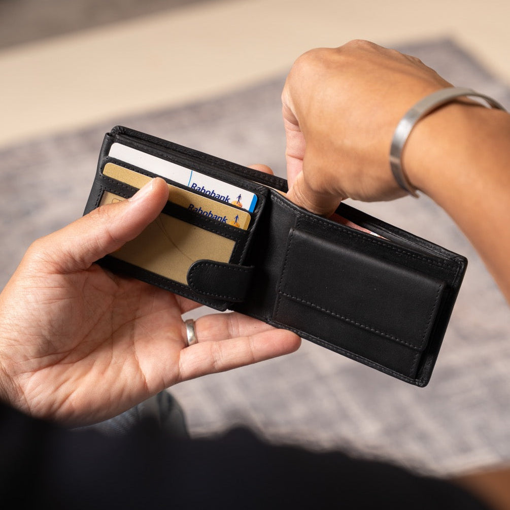 Marvin Full-Grain Leather Wallet for Herre - Structured Side Profile Showing Gusset Depth &amp; Expansion Capacity