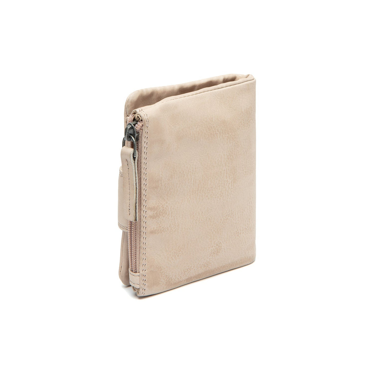 100% Full-Grain Wax Pull-Up 100% Full-Grain Leather Grain Texture & Handcrafted Patina Detail