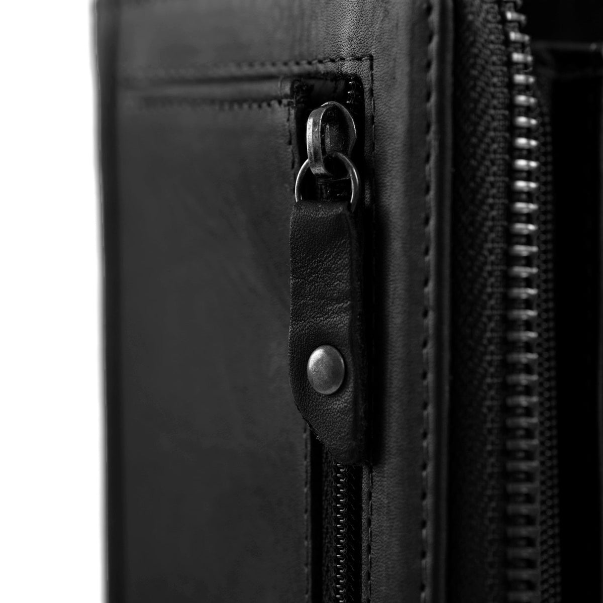 Solid Antique Brass Hardware &amp; Heavy-Duty Dual Zipper Detail on Nova Full-Grain Leather Wallet for Kvinner