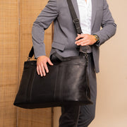 Mark Full-Grain Leather Weekender Bag for Kvinner - Structured Side Profile Showing Gusset Depth &amp; Expansion Capacity