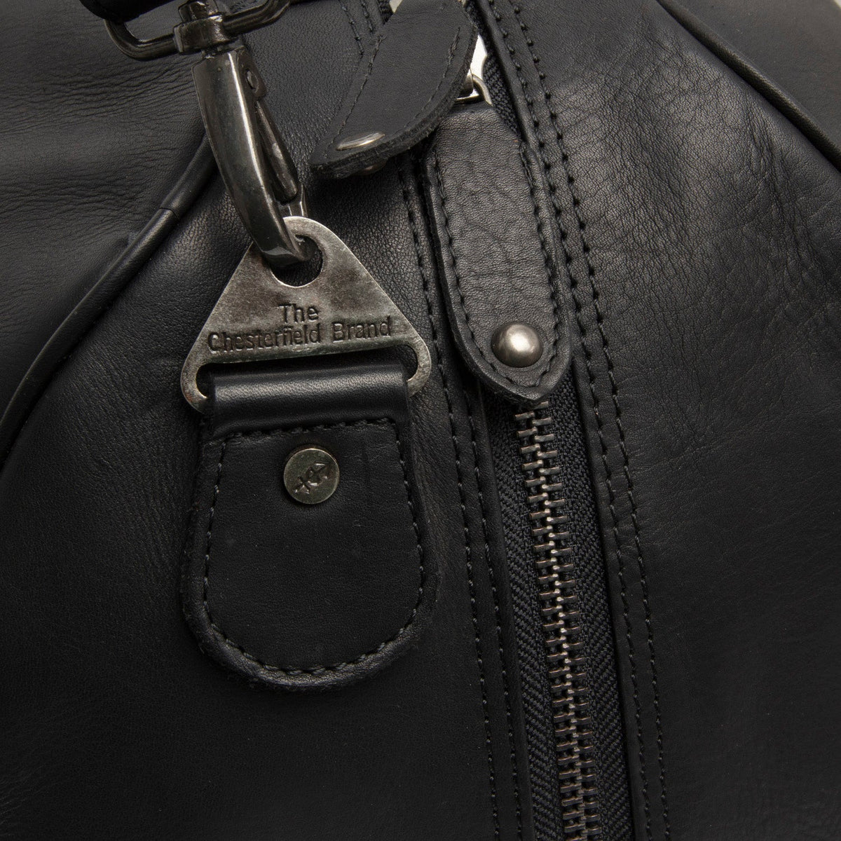 Solid Antique Brass Hardware &amp; Heavy-Duty Dual Zipper Detail on Rivaro Full-Grain Leather Weekender Bag for Kvinner
