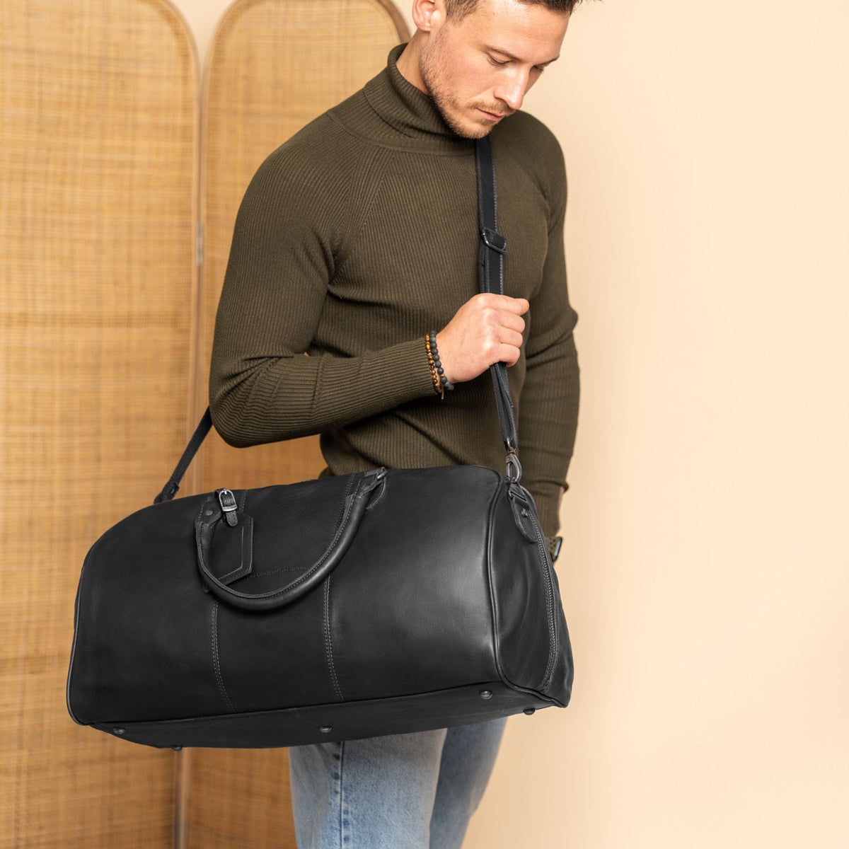 William Full-Grain Leather Weekender Bag for Kvinner - Structured Side Profile Showing Gusset Depth &amp; Expansion Capacity