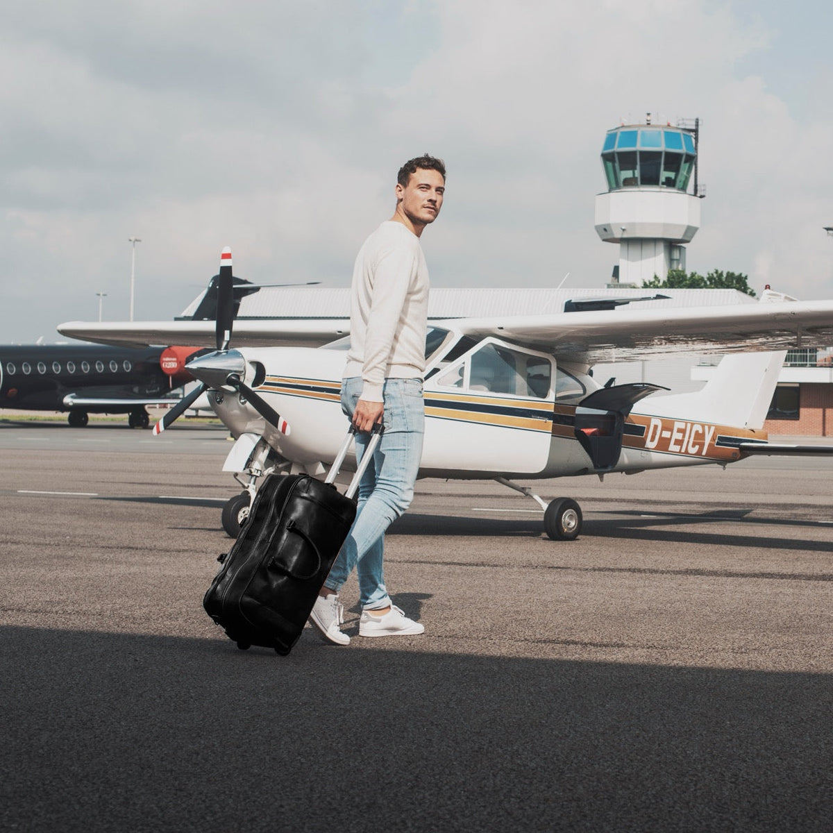 Leather Weekender Trolley Jayven for Kvinner - Structured Side Profile Showing Gusset Depth &amp; Expansion Capacity
