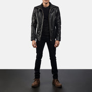 Men's Legacy Svart Bikerjakke i Skinn for Herre - Lateral Side Profile View Showing Sleeve Cut &amp; Athletic Taper Fit