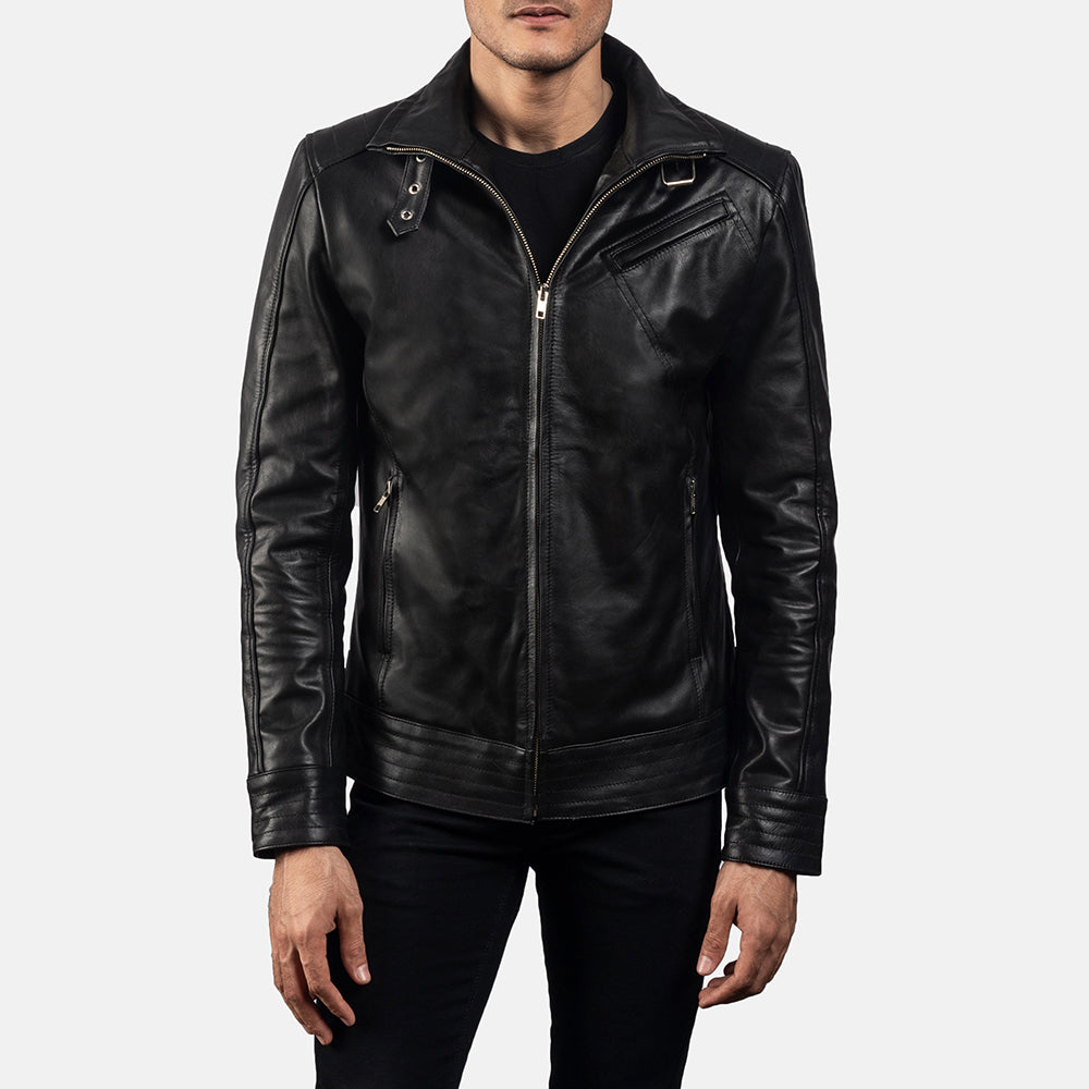 Close-Up Detail of High neck with Belt &amp; Zipper Hardware on Men's Legacy Svart Bikerjakke i Skinn for Herre