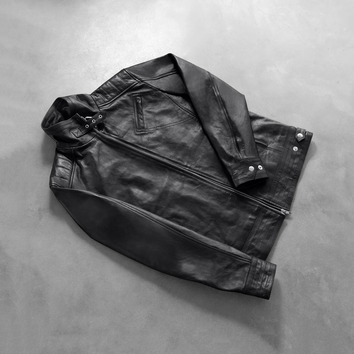 Styled Fit Perspective of Men's Legacy Svart Bikerjakke i Skinn for Herre on Model - Natural Daylight Drape