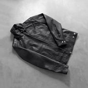 Styled Fit Perspective of Men's Legacy Svart Bikerjakke i Skinn for Herre on Model - Natural Daylight Drape