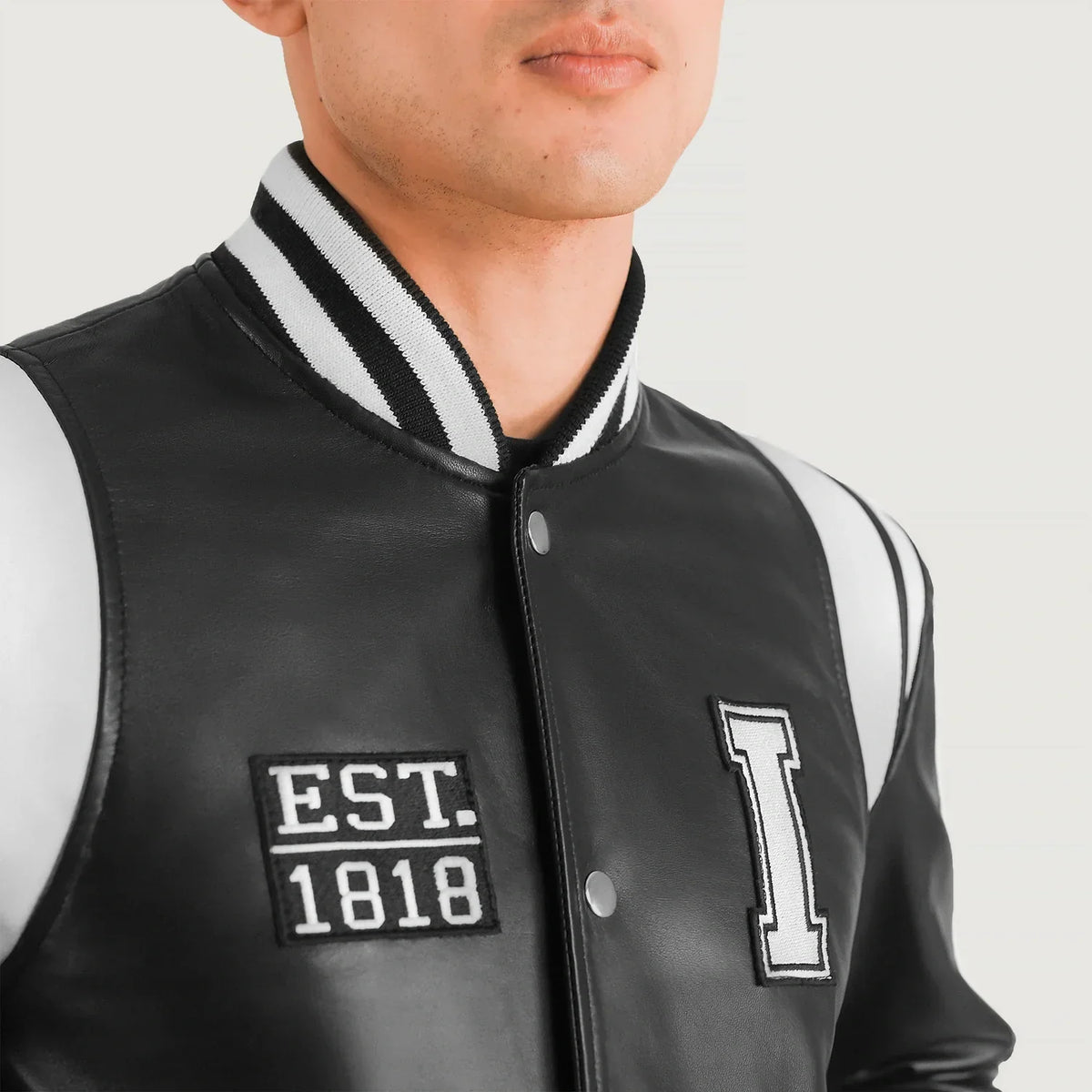 Close-Up Detail of Varsity &amp; Snap Button Hardware on Liberte Illinois Svart Leather Varsity Skinnjakke for Herre