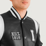 Close-Up Detail of Varsity &amp; Snap Button Hardware on Liberte Illinois Svart Leather Varsity Skinnjakke for Herre