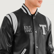 Close-Up Detail of Varsity &amp; Snap Button Hardware on Liberte Texas Svart Leather Varsity Skinnjakke for Herre
