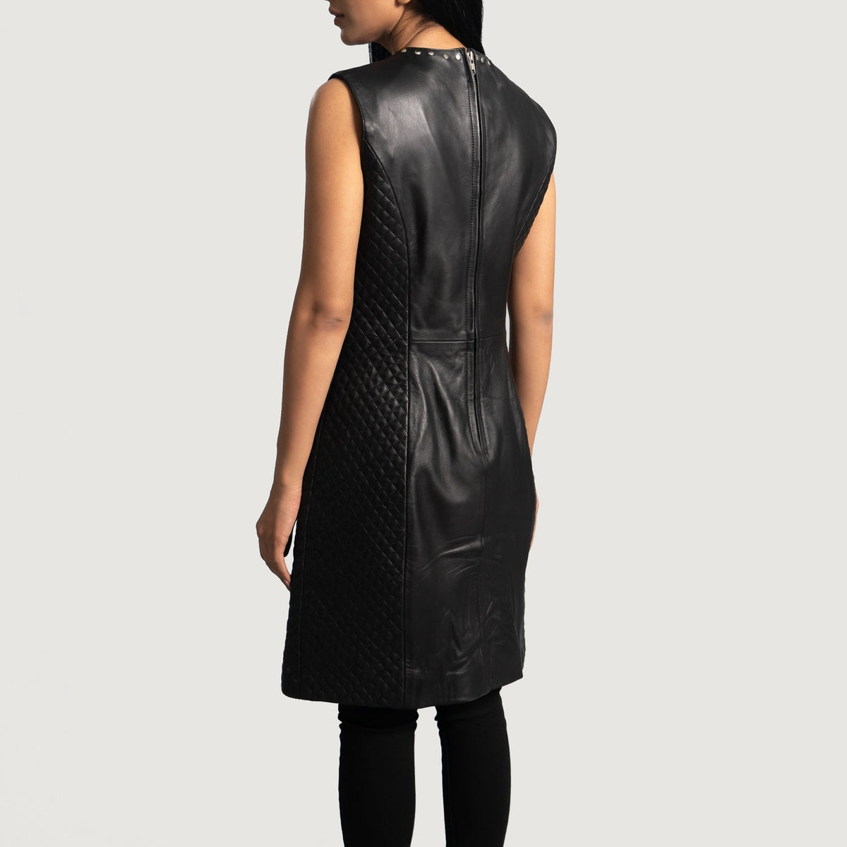 Women's Luxe Svart Leather Dress for Kvinner - Lateral Side Profile View Showing Sleeve Cut &amp; Athletic Taper Fit