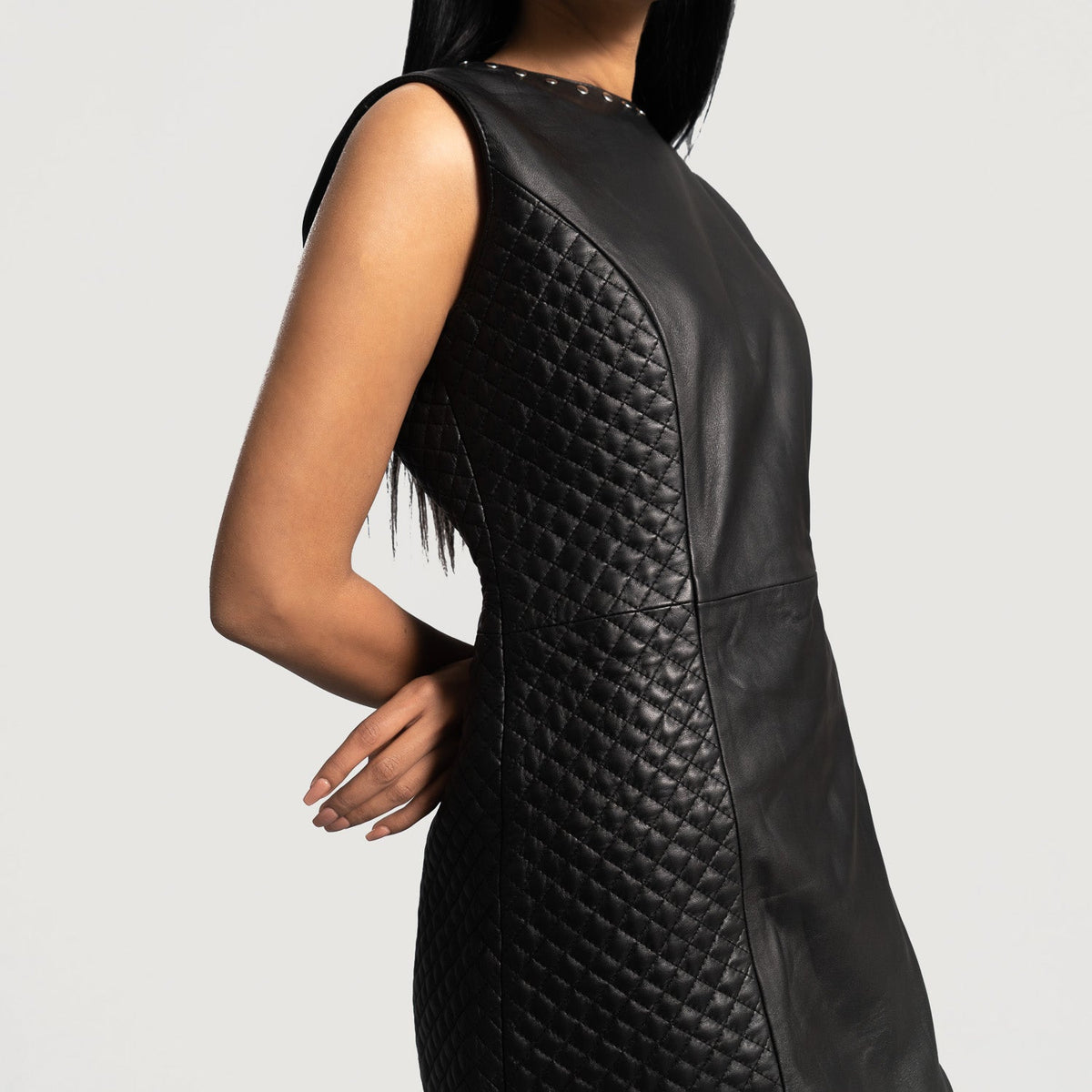 Close-Up Detail of Classic Collar &amp; Zipper on back Hardware on Women's Luxe Svart Leather Dress for Kvinner