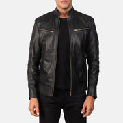 Men's Mack Svart Bikerjakke i Skinn for Herre in Black Goatskin Leather - Front Profile View &amp; Tailored Silhouette | Buy Online