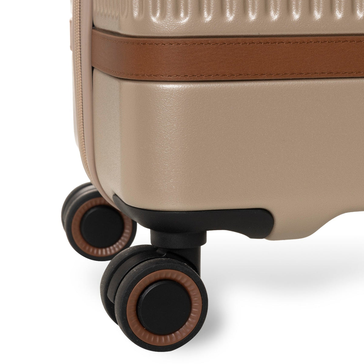 Close-Up Detail of Classic Collar &amp; Heavy-Duty Zipper Hardware on Medium Suitcase Zuna for Kvinner