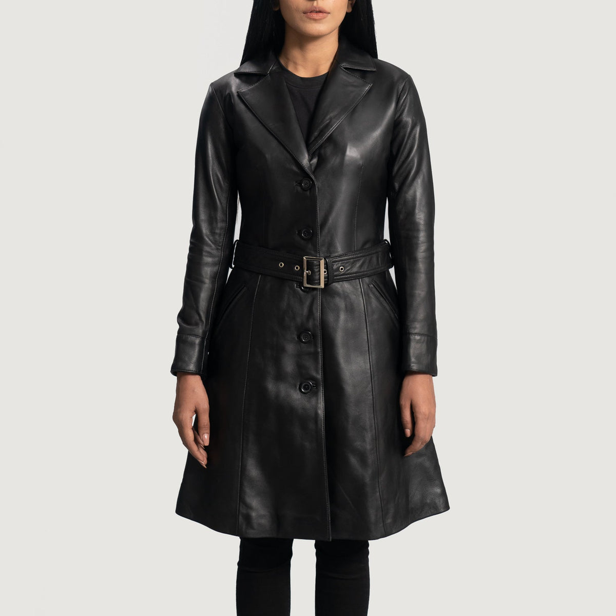 Close-Up Detail of Notch &amp; Button Hardware on Women's Moonlight Svart Trenchcoat i Skinn for Kvinner