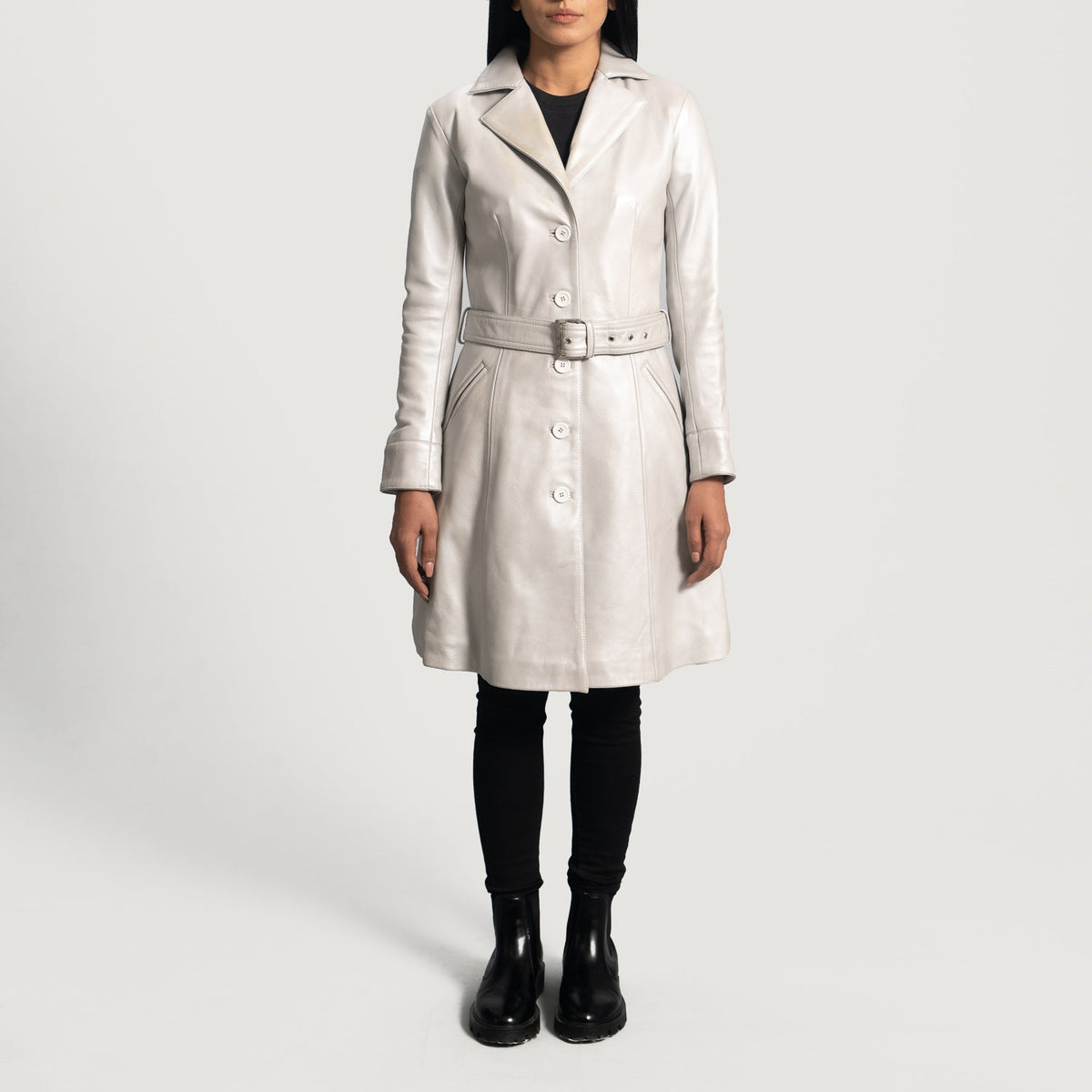 Close-Up Detail of Notch &amp; Button Hardware on Women's Moonlight Silver Trenchcoat i Skinn for Kvinner