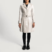 Close-Up Detail of Notch &amp; Button Hardware on Women's Moonlight Silver Trenchcoat i Skinn for Kvinner