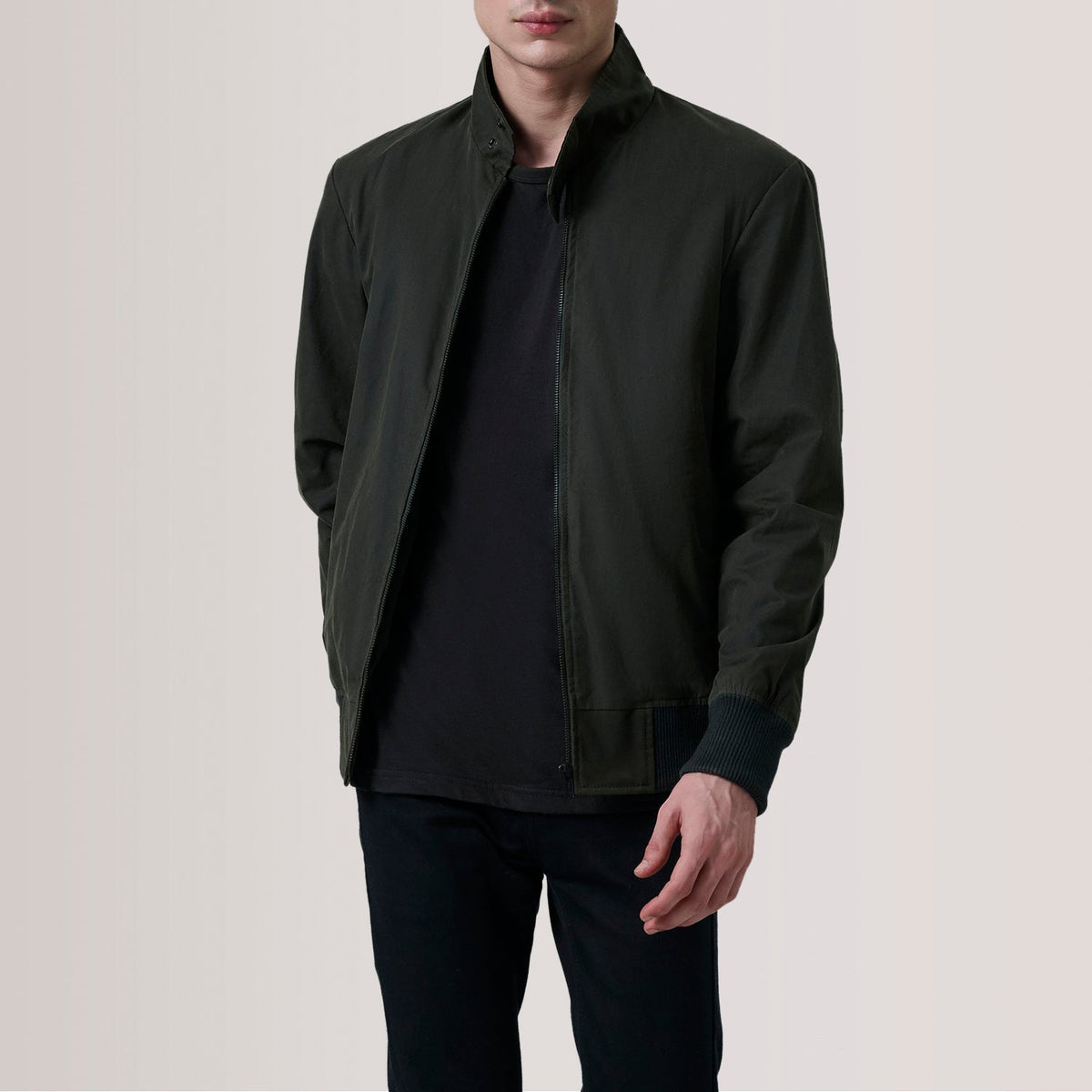 Morrison Olive Canvas Bomberjakke i Skinn for Herre For Men in Olive Waxed Cotton Canvas - Front Profile View &amp; Tailored Silhouette | Buy Online