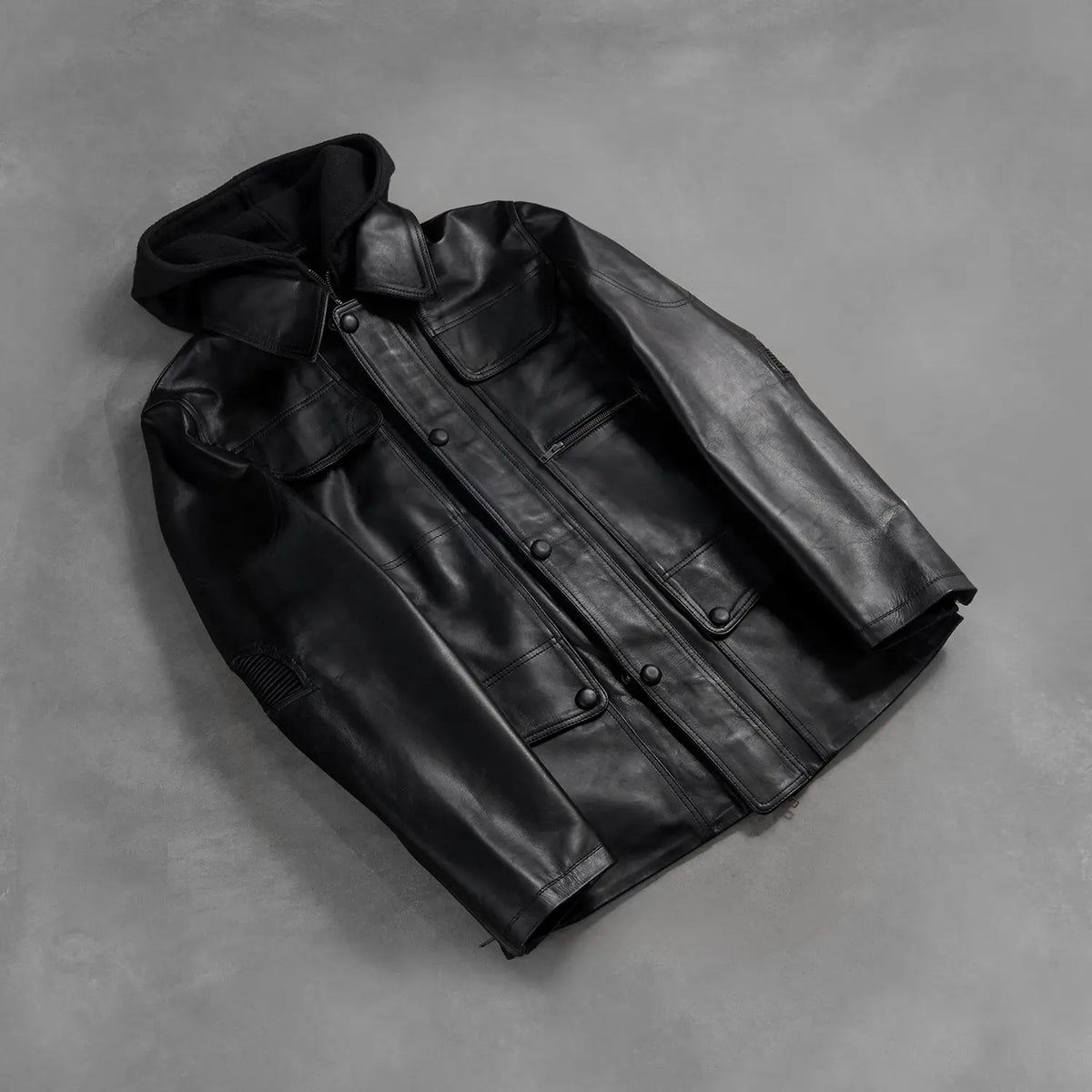 Zipper &amp; Hem Craftsmanship Construction Detail on Men's Moulder Hooded Svart Skinnjakke for Herre
