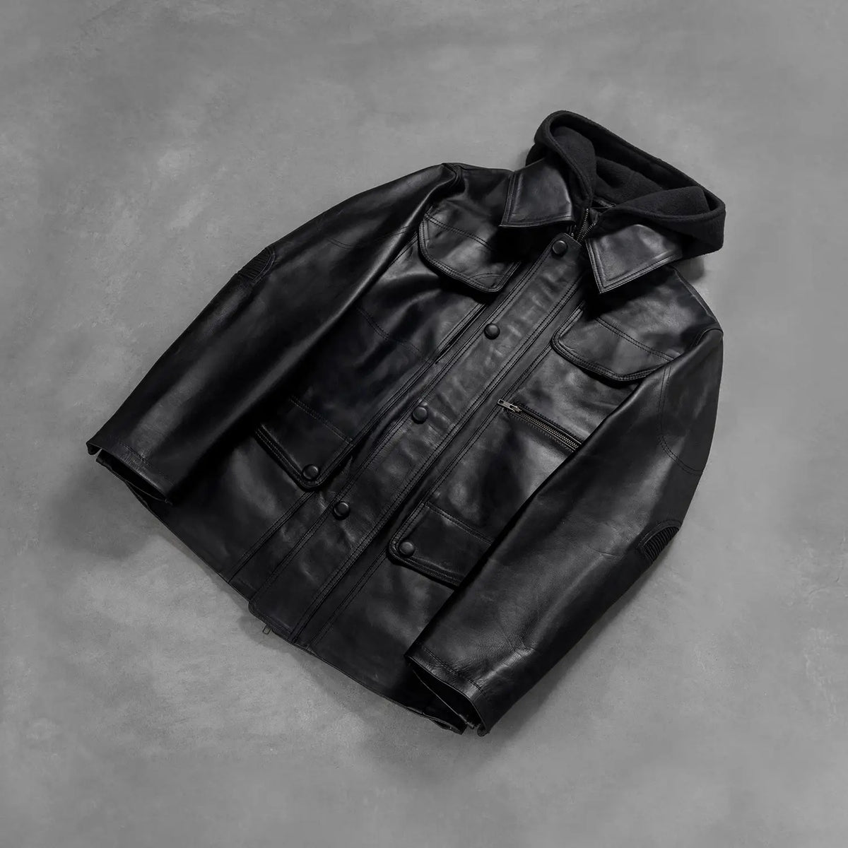 Styled Fit Perspective of Men's Moulder Hooded Svart Skinnjakke for Herre on Model - Natural Daylight Drape