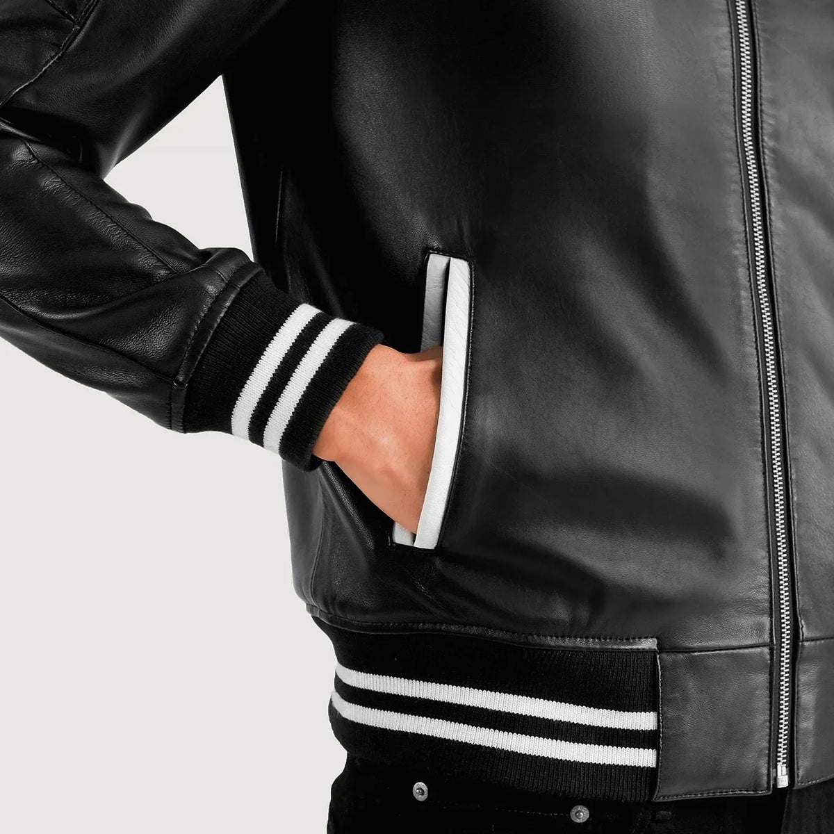 Pascal Svart Leather Varsity Skinnjakke for Herre - Lateral Side Profile View Showing Sleeve Cut &amp; Athletic Taper Fit