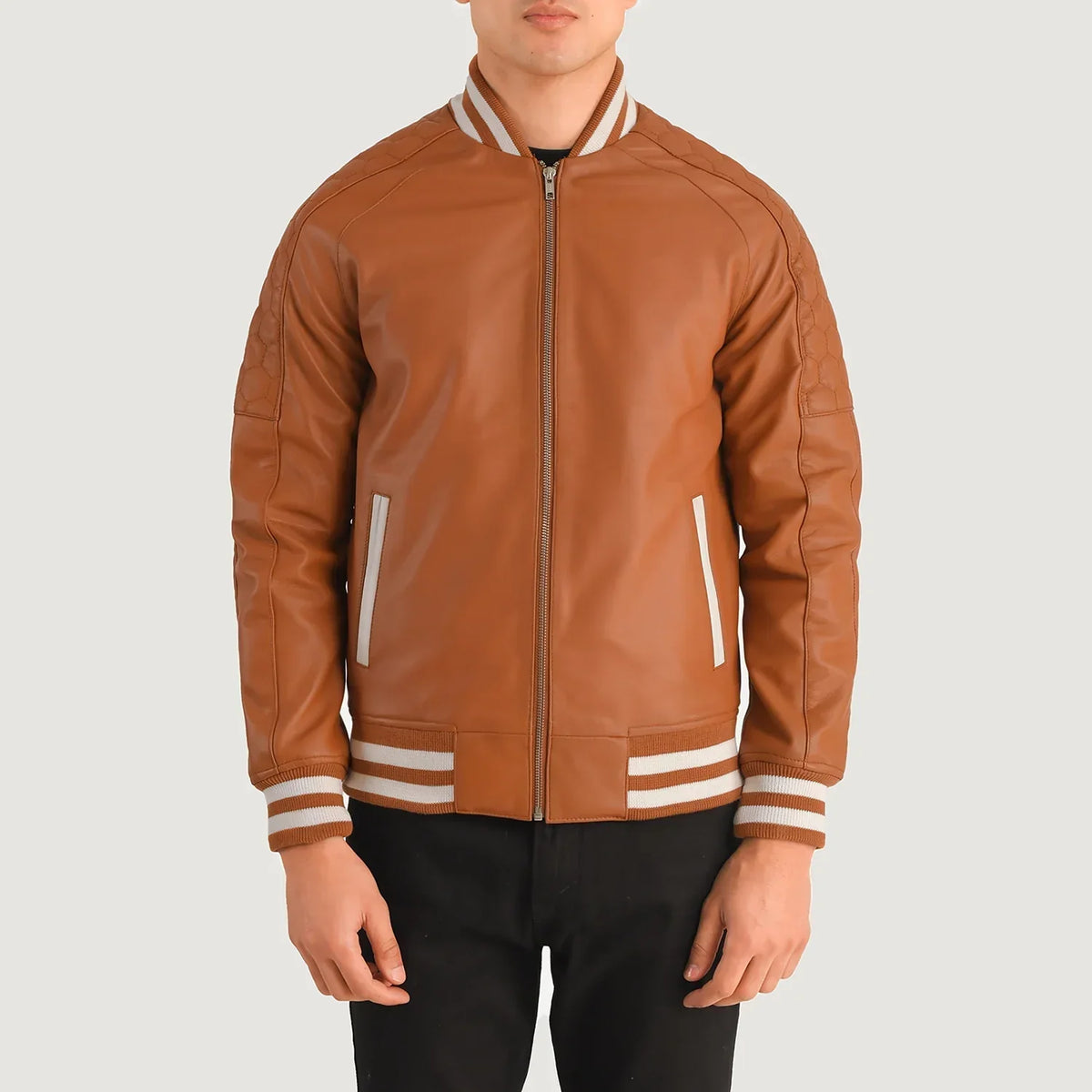 Close-Up Detail of Varsity collar &amp; Zipper Hardware on Pascal Lys brun Brun Leather Varsity Skinnjakke for Herre
