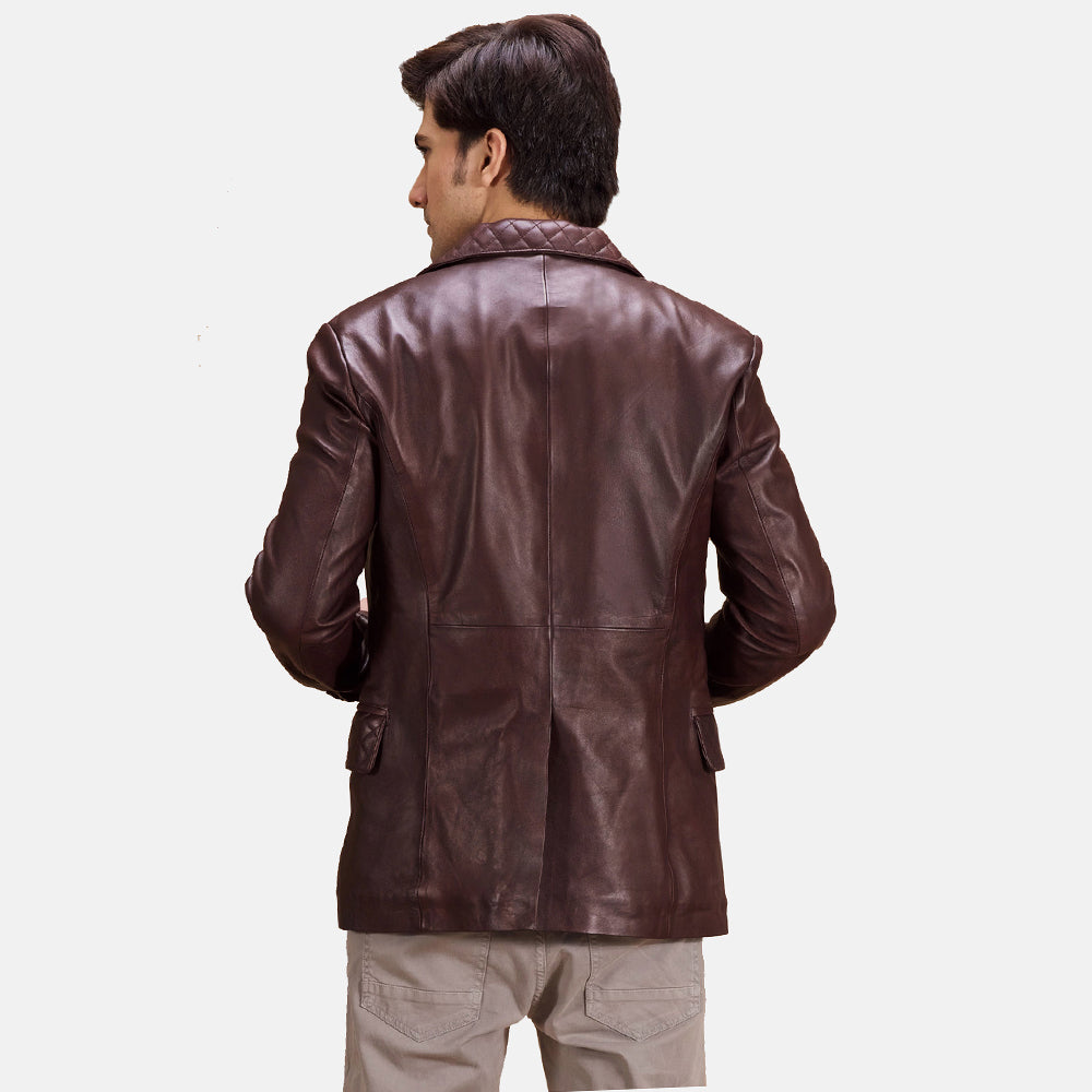 Close-Up Detail of Notch &amp; Button Hardware on Radaron Quilted Maroon Skinnblazer for Herre