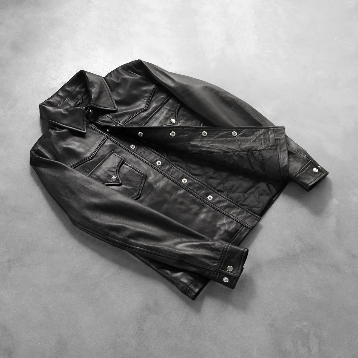 Button &amp; Hem Craftsmanship Construction Detail on Men's Ranchson Svart Leather Shirt for Herre
