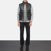 Men's Reeves Svart Leather Puffer Vest for Herre - Lateral Side Profile View Showing Sleeve Cut &amp; Athletic Taper Fit