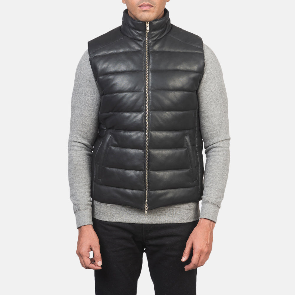 Close-Up Detail of Classic Collar &amp; Zipper with Dual Puller Hardware on Men's Reeves Svart Leather Puffer Vest for Herre