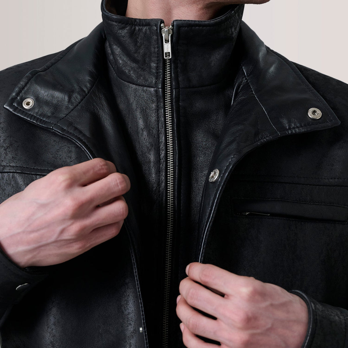 Close-Up Detail of Shirt &amp; Zipper Hardware on Sean Svart Snuffed Classic Skinnjakke for Herre For Men