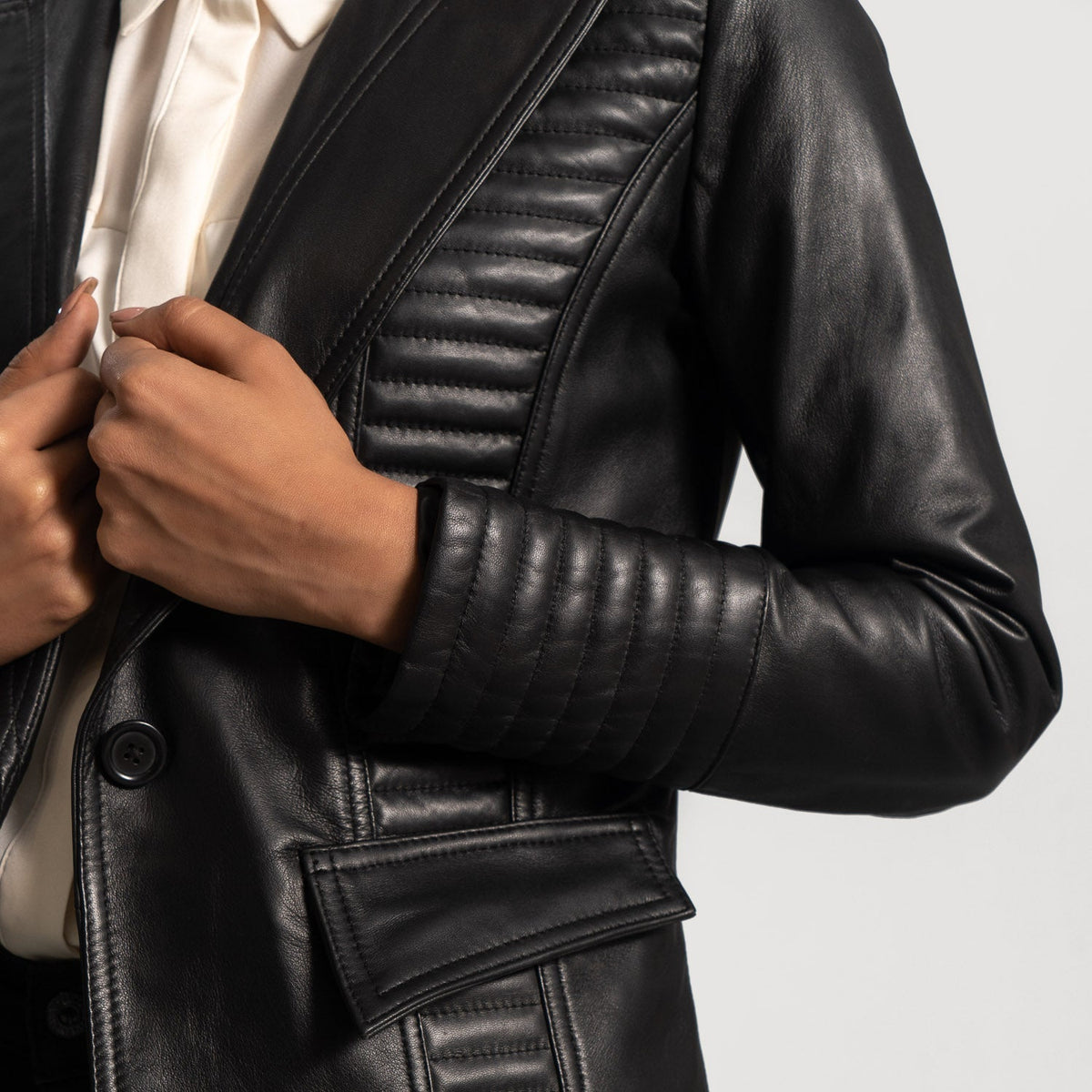 Women's Selina Svart Skinnblazer for Kvinner - Lateral Side Profile View Showing Sleeve Cut &amp; Athletic Taper Fit